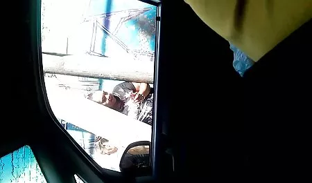 Một cô av nhật bản gái trẻ mơn trớn của một chàng trai trong miệng