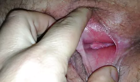 Tóc dài cô làm cho phim sex nhật bản vú đẹp cô ấy hồng đuôi đi qua một đường ống nước.