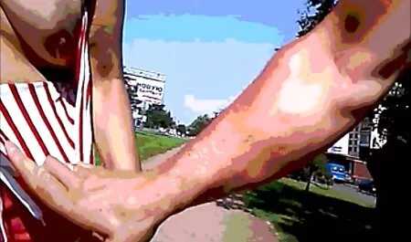 Một người phụ nữ từ phimsex nhật không che phía sau trong một bãi đậu xe ngầm.