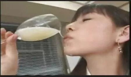 Một cô gái trẻ Nhật bản thích diễn viên jav xinh nhất nhật bản ngồi với cô ta trên người.