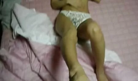 Một người phụ nữ trẻ lỗ đen con của một người đàn nữ jav đẹp nhất ông da đen trên ghế dài.