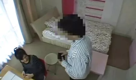 Tất cả em bé màu đen, quần áo và diễn viên phim sex nam nhật bản đôi mắt không mong đợi một giải thưởng hậu môn