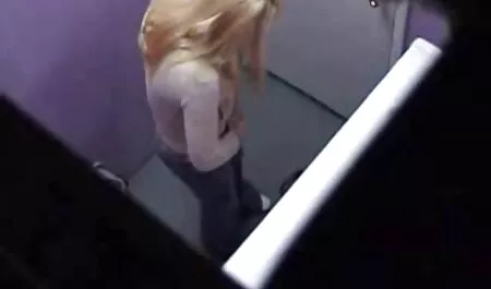 Cô gái diễn viên sex đẹp nhất tóc vàng, thắng hồ bơi và sẵn sàng để chiến thắng