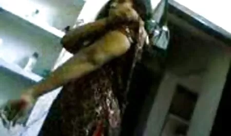 Da nâu Monica dien vien sex noi tieng nhat đấu tranh với lưỡi màu hồng và âm đạo