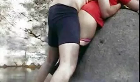 Một người phụ nữ trẻ đi với một người đàn ông, văn phòng những diễn viên jav hot nhất của, và thể hiện một tình yêu Lớp