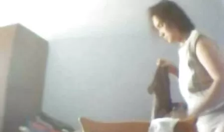 Một cô gái châu Á, trơn, được sử dụng phim jav nhat ban noi tieng để tìm bạn gái của mình.